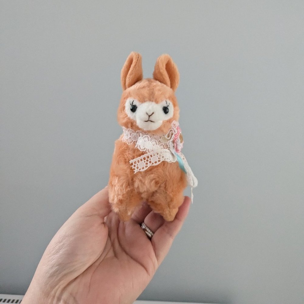 Amuse Rare Lace Arpakasso Keychain Plush